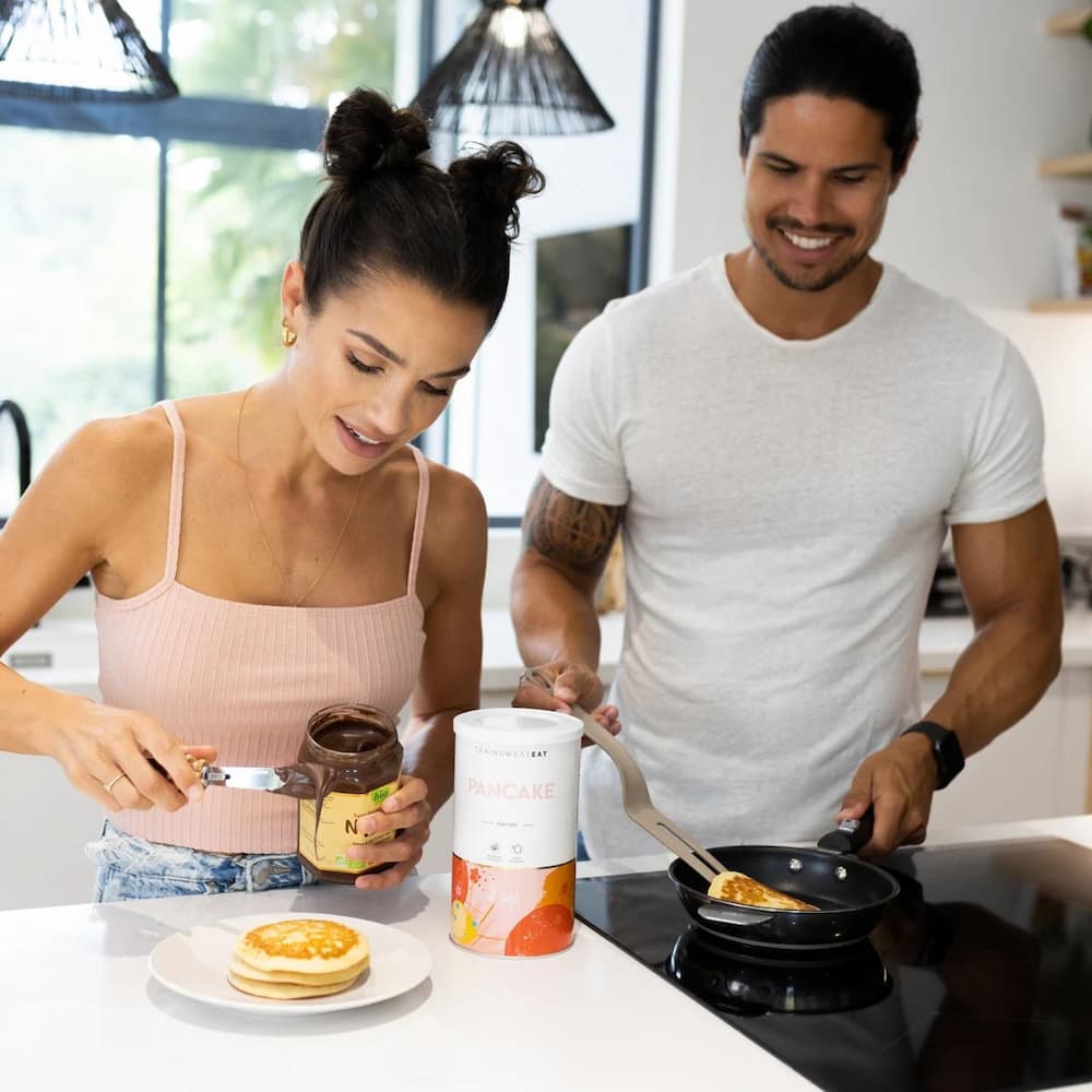 Photo de Sissy et Tini qui préparent des pancakes