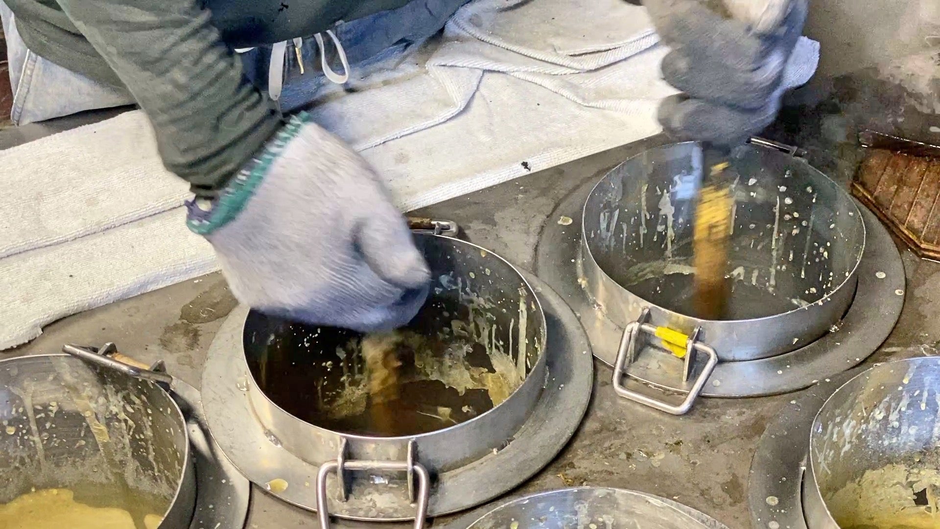 This is where the glue used to make the ink is boiled.