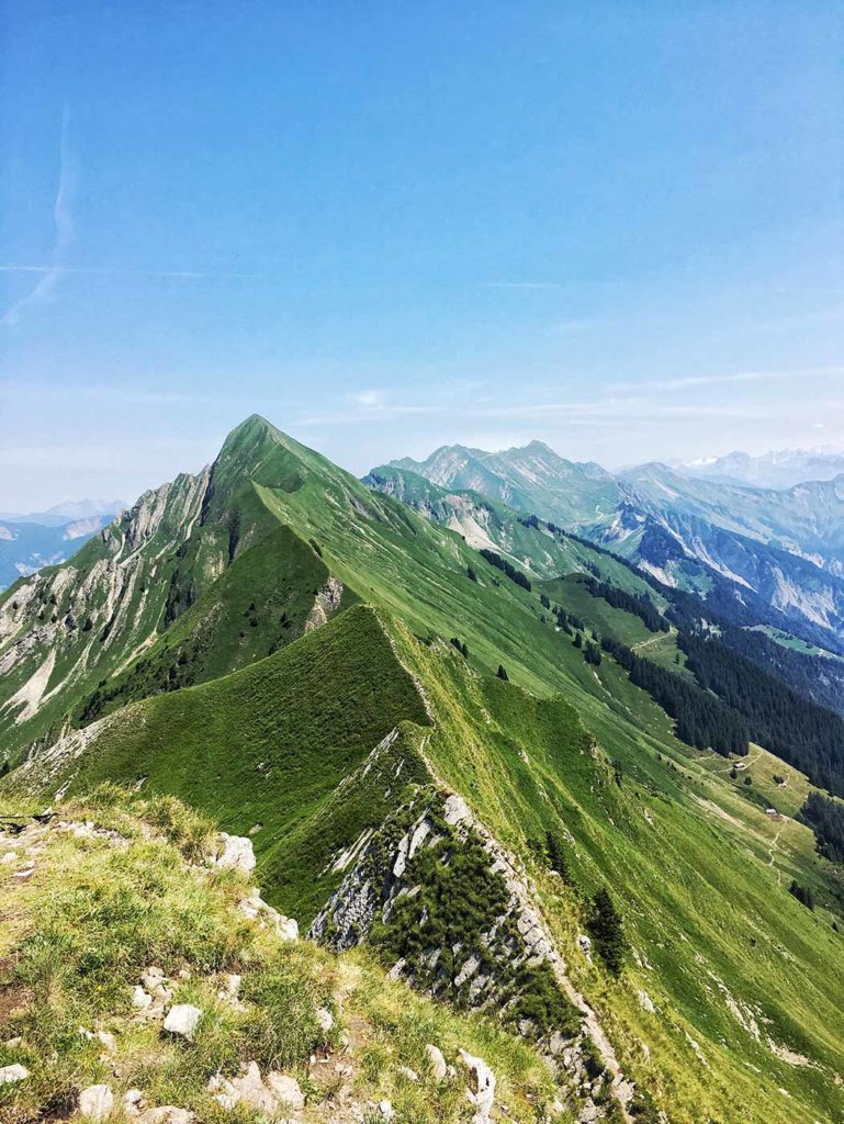 Crête sans fin au coeur des Alpes.