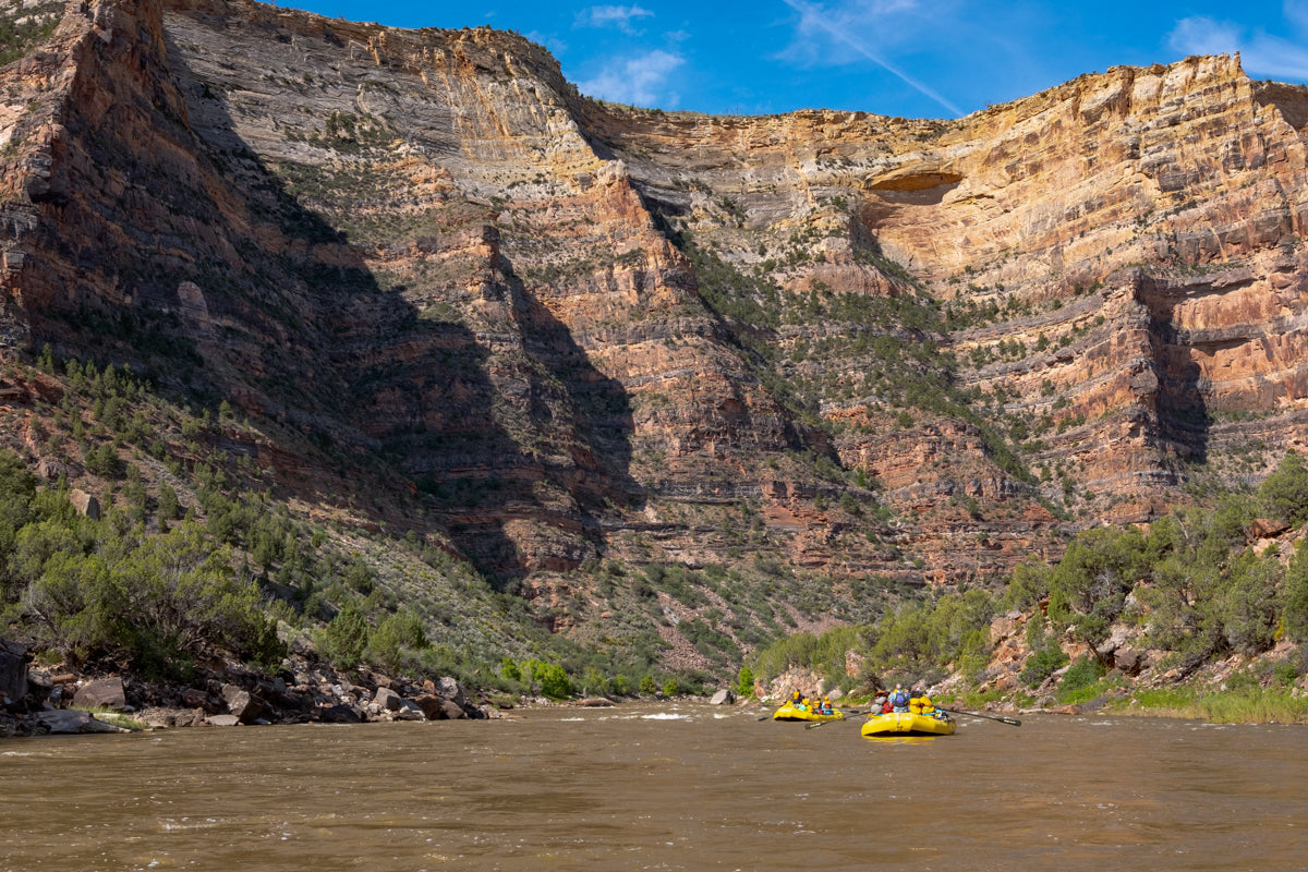 Se sentir petit contre les parois du canyon.