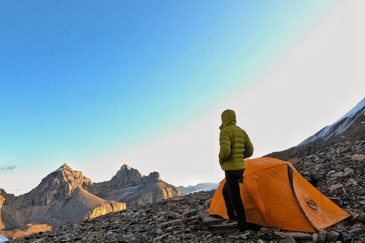 Moments du matin à l'extérieur de la tente par temps glacial