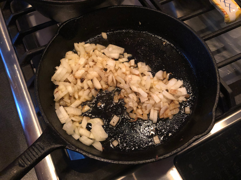 Faites revenir les oignons ensuite pour soulever les morceaux croustillants de la poêle pour plus de saveur.