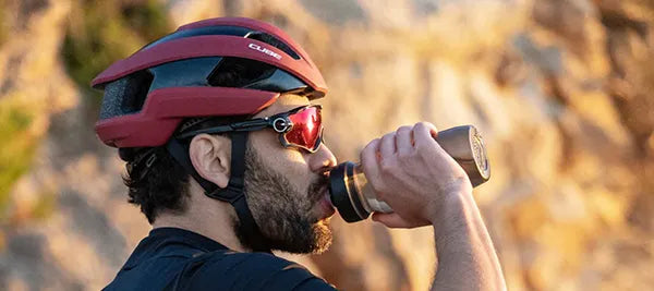 Fahrradbekleidung von der Marke Cube Fahrradhelm von der Marke Cube auf dem Kopf eines Radfahrers