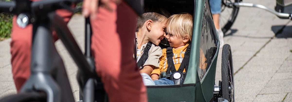 Actionbild mit Croozer Fahrradanhänger für zwei Kinder