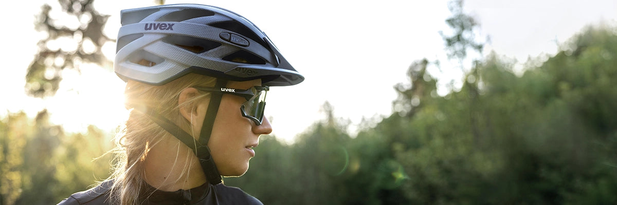 Fahrradfahrer mit Fahrradhelm von der Marke Uvex