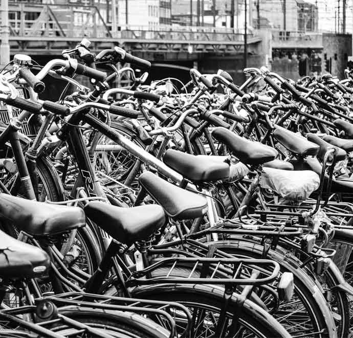 Schwarz-Weiss-Bild mit vielen Fahrrädern