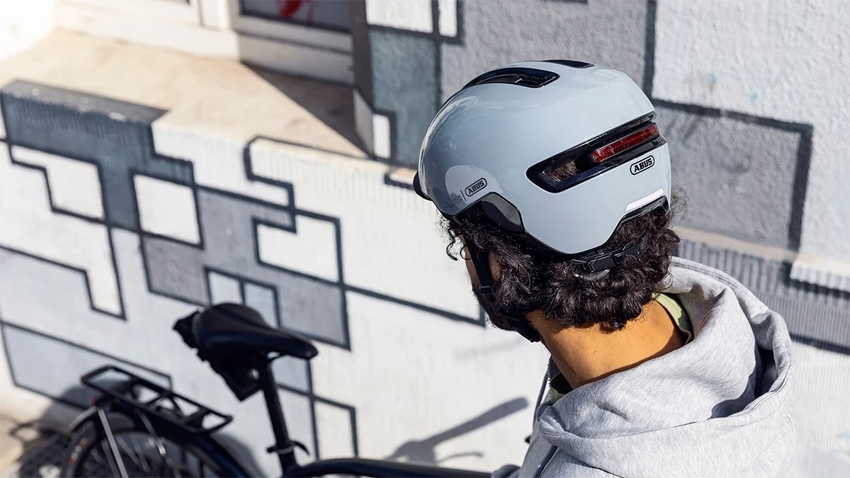 City-Fahrradhelm von der Marke Abus auf dem Kopf eines Fahrradfahrers