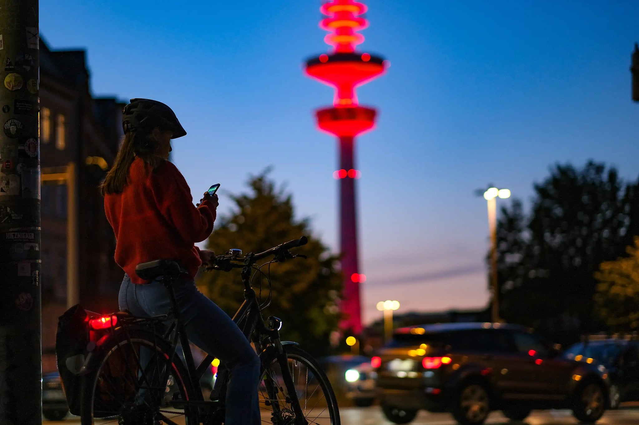 Radfahrerin im Dunkeln in der Großstadt