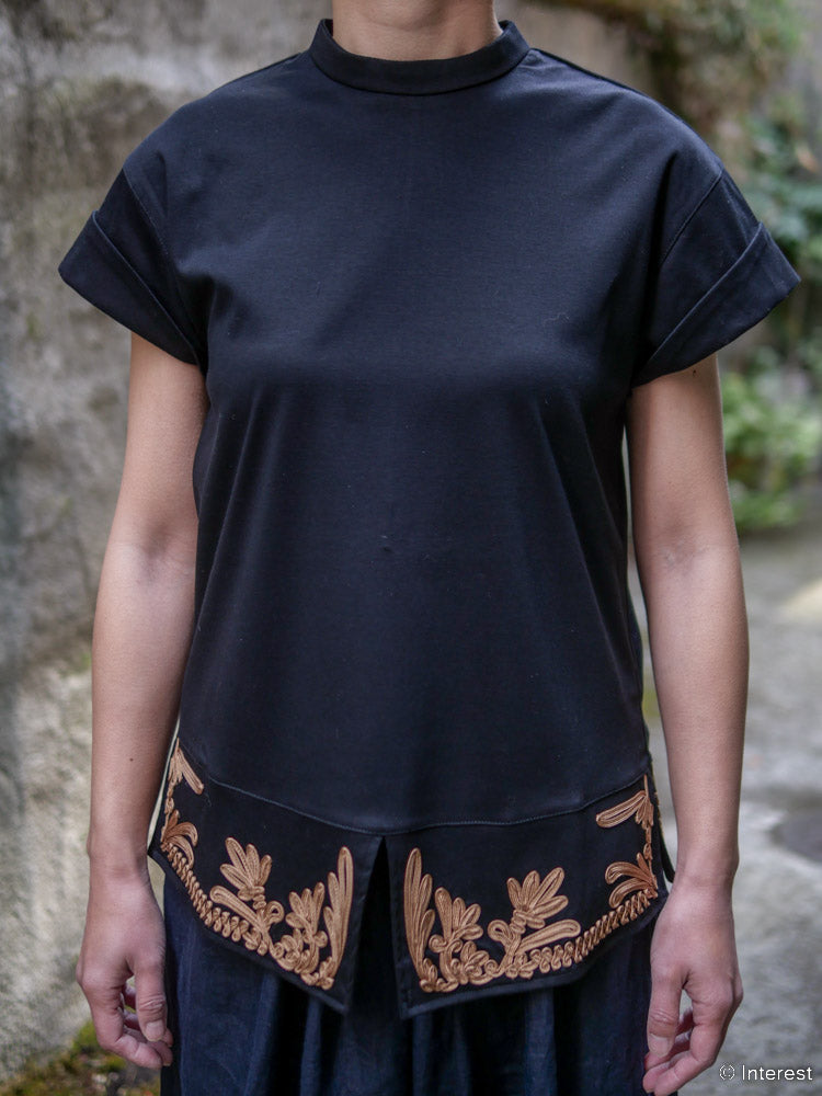 LOKITHO / 裾コード刺繍･Tシャツ(ブラック×ゴールド)