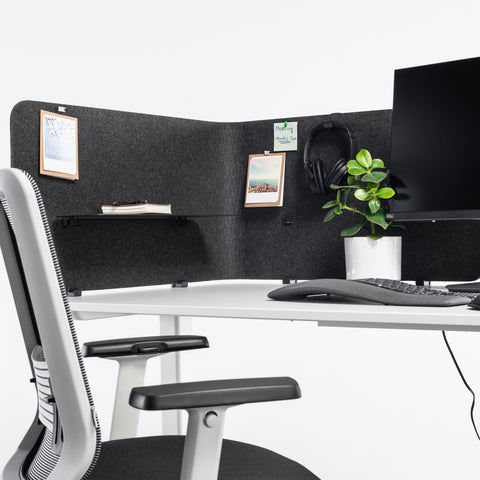 Schreibtisch mit der flexiblen Tischtrennwand von Yaasa.