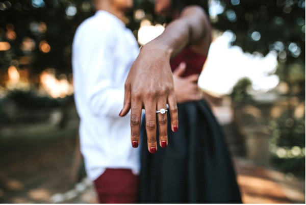 showing-engagement-wring-on-hand