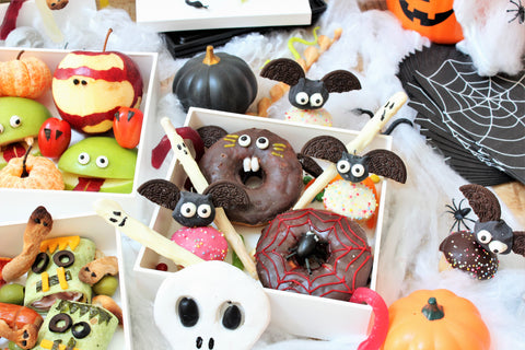 Majime Life Yukimi Picnic Bento box Halloween food ideas. Doughnuts, Oreo bats and chocolate sticks