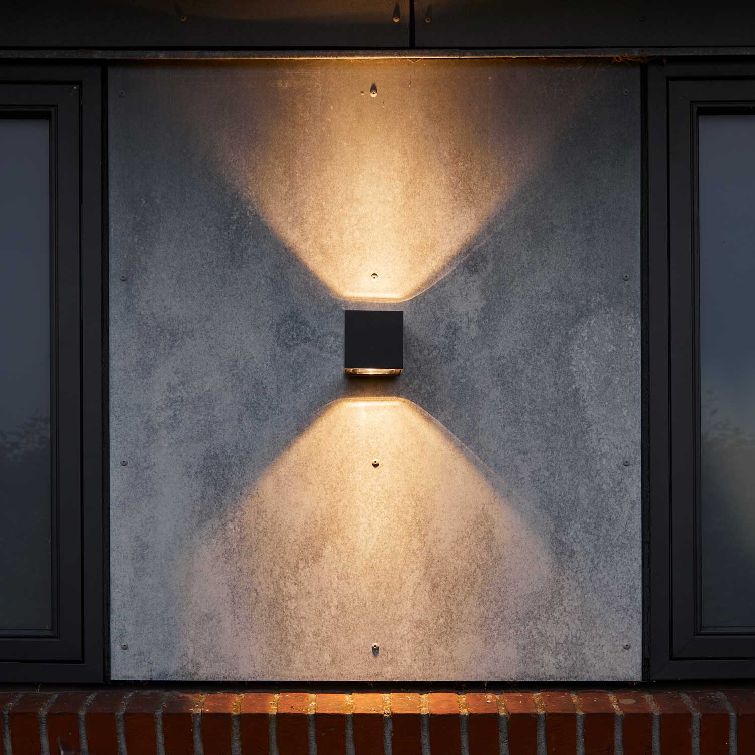 Se Alf udendørs væglampe fra Loom Design hos Lamper4u