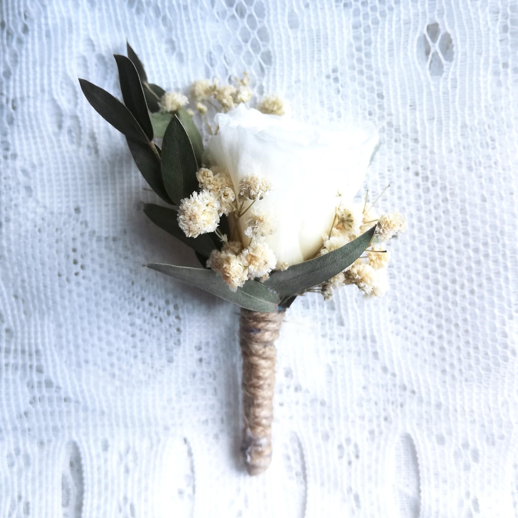Boutonnière en fleurs naturelles d'hortensia stabilisé, gypsophile naturel