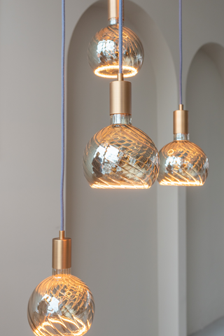 Hanglamp op maat blauw met goud en floating spiraal lampen