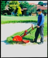 Atom Bunker Edger from DJ Turfcare in action