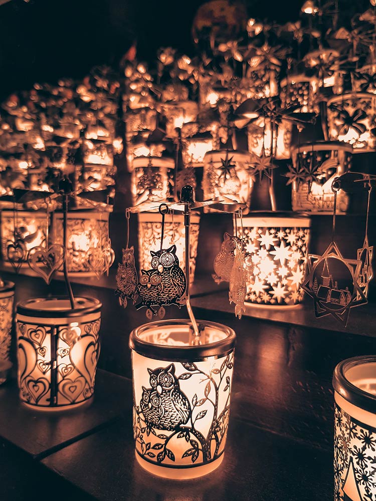 Eine große Auswahl an dekorativen Kerzenhaltern, mit Eulen, Herzen und Sternen