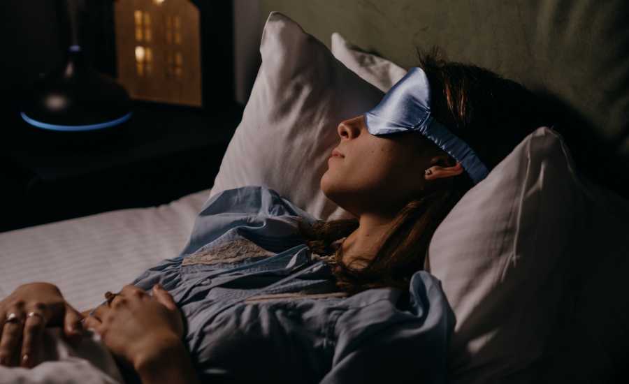 Taking CBD before bedtime would help you fall asleep quickly.