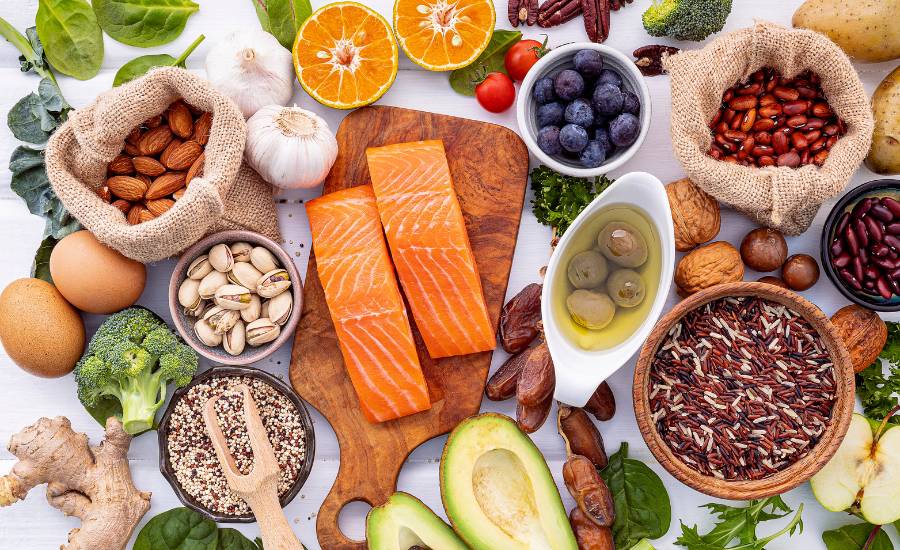 Una dieta equilibrata è essenziale per mantenere i capelli belli.