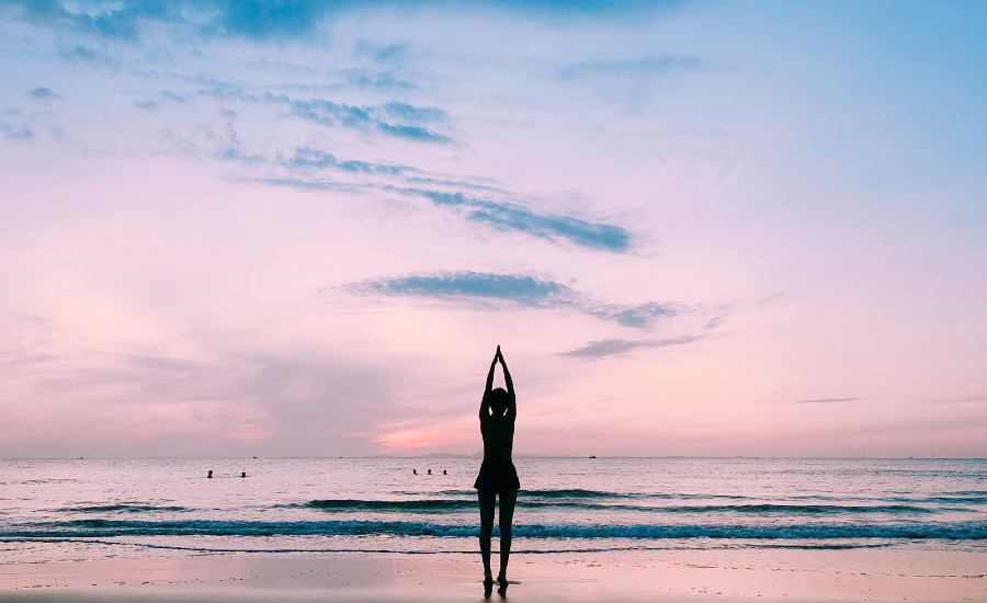 le yoga est un excellent sport anti stress, combiné à des plantes anti stress comme la rhodiola et le cbd, il peut être un réel atout pour retrouver naturellement votre calme