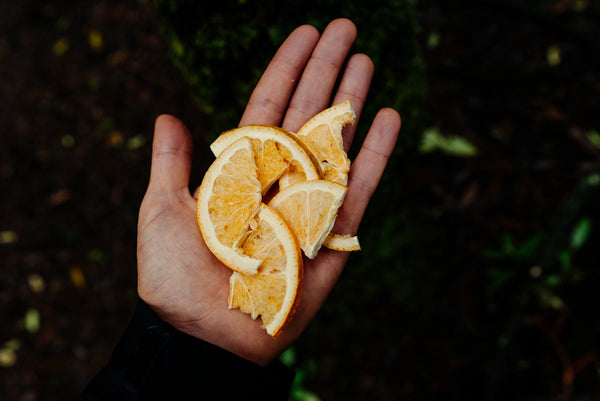 naranja liofilizada en la palma de tus manos