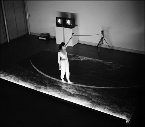 Ulrike Rosenbach: Die einsame Spaziergängerin, 1979/2009 Foto © ZKM Karlsruhe/ Tobias Wootton/VG Bildkunst