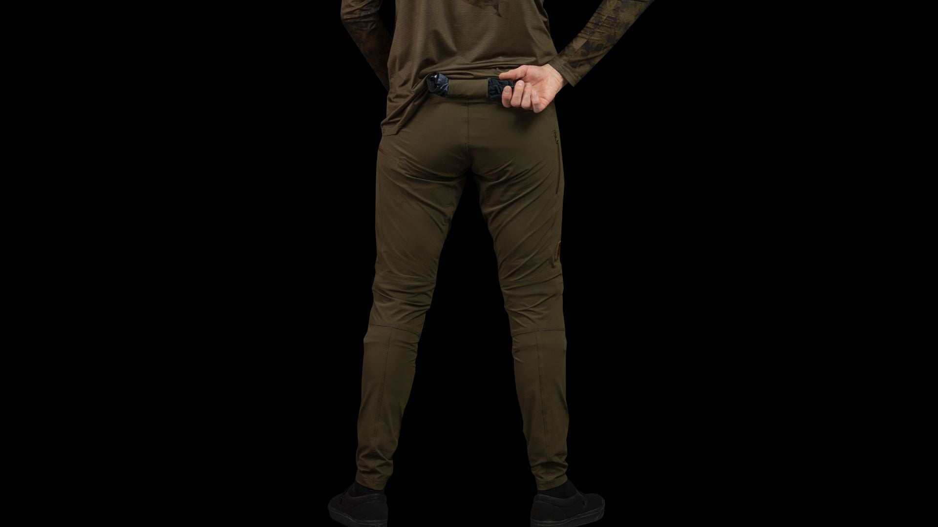 Precision-Tailored Excellence: Gravity 1.2 MTB Pants Featuring 4-Way Stretch Material, Knee Pad Compatibility, and Adjustable Waist for a Perfect, Performance-Enhancing Fit