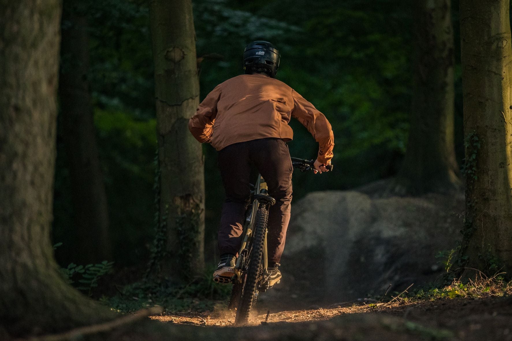 VTT pendant l'heure d'or