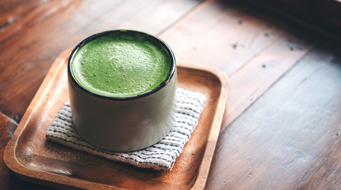 Dynamisez votre journée avec le Matcha : des lattés aux boissons énergisantes