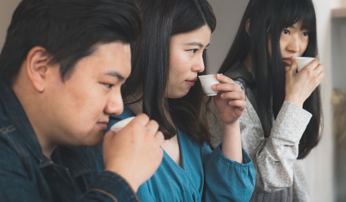 Una imagen acogedora de una sesión de degustación de té que captura el aspecto comunitario de la cultura del té.
