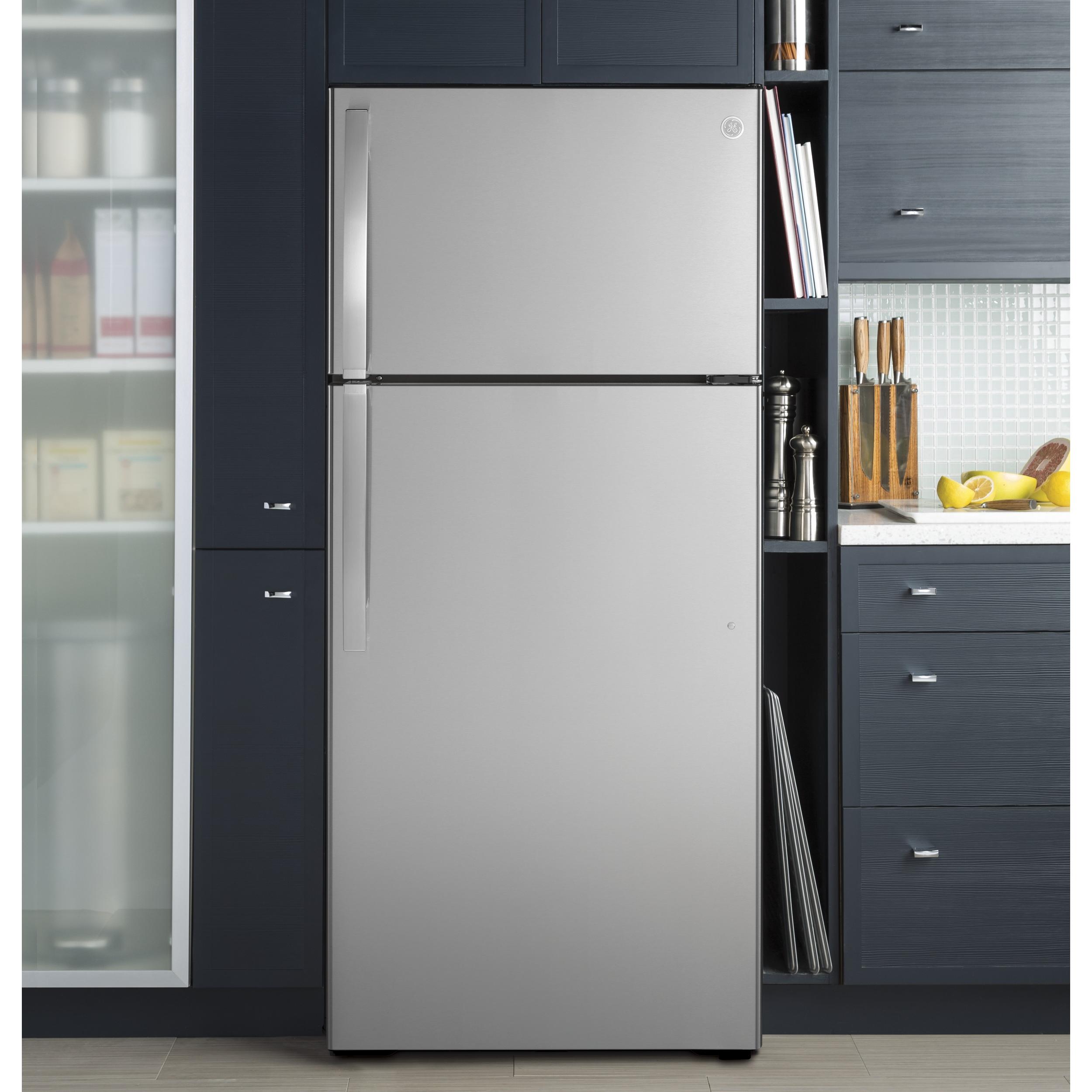 GE 28-inch, 16.6 cu.ft. Freestanding Top Freezer Refrigerator with Internal Ice Maker GIE17GSNRSS
