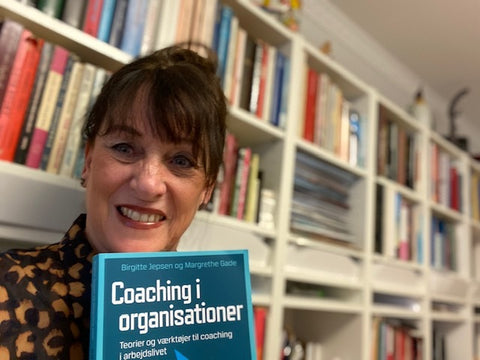 Psykolog og forfatter Birgitte Jepsen med den nye udgave af Coaching i organisationer