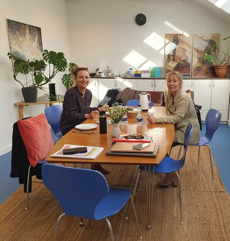 Axepts konsulenter Rikke og Anne-Marie på vores nye hyggelige kontor i Aarhus
