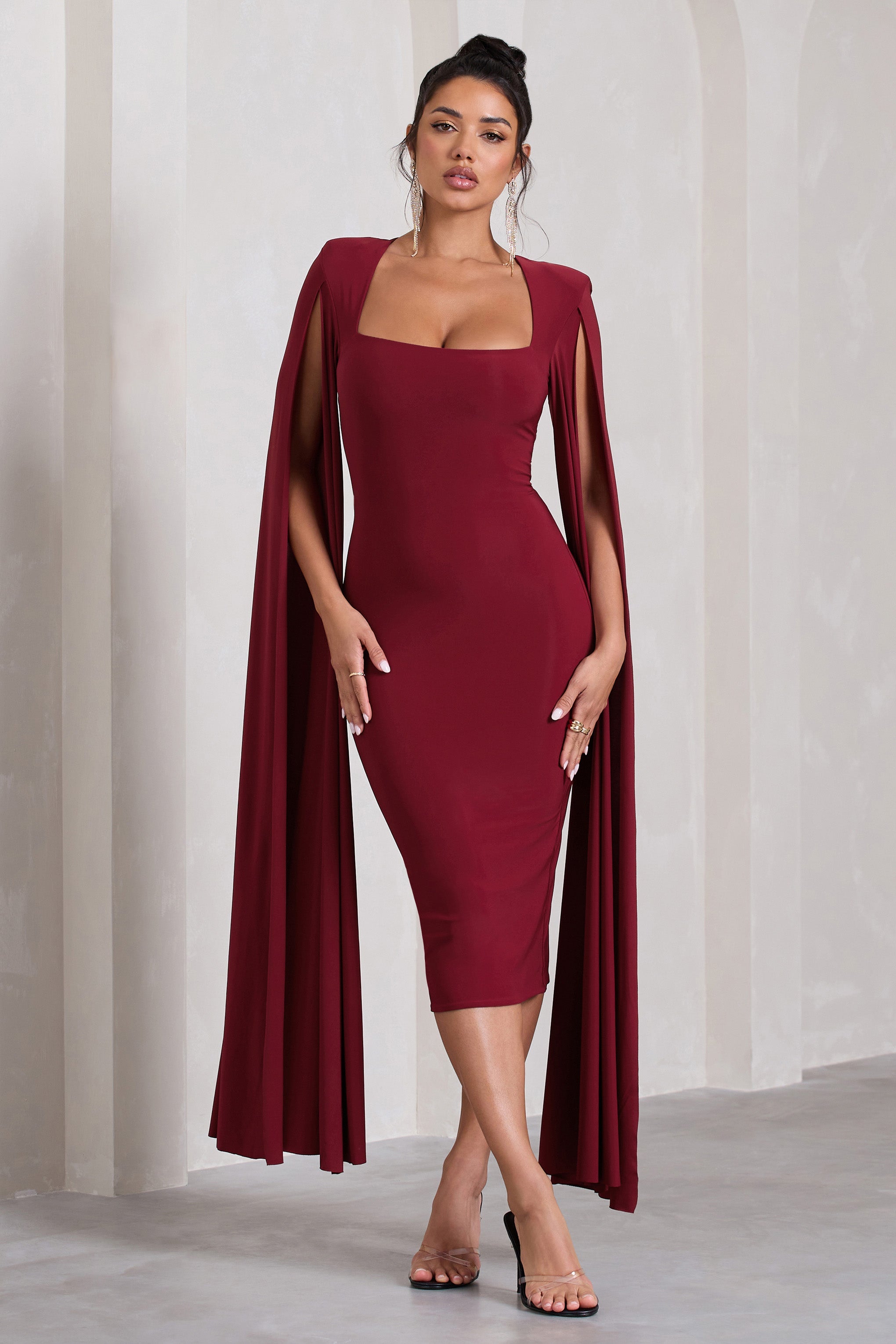 Flawless | Robe mi-longue rouge cerise à encolure carrée et manches cape