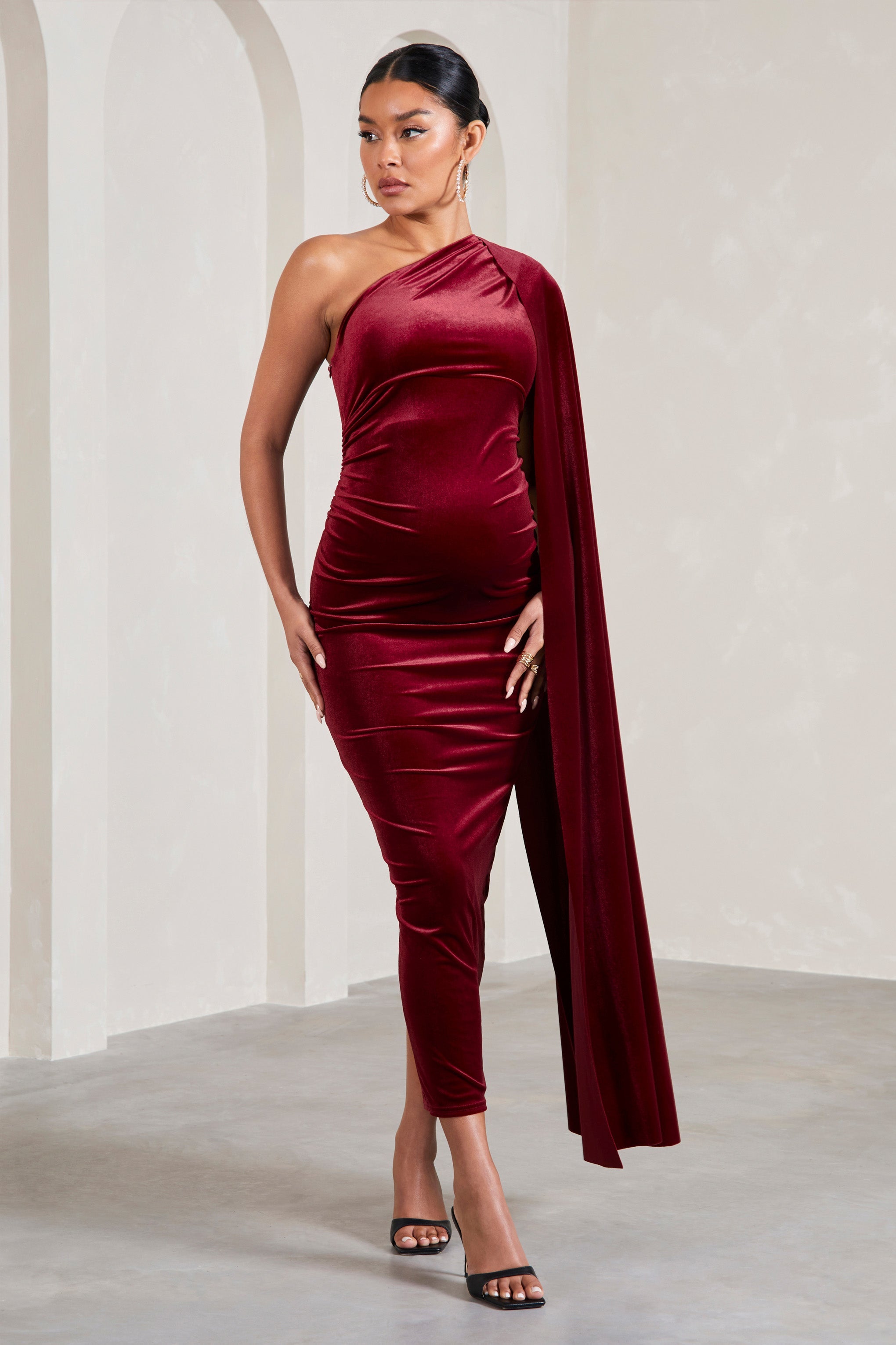 Amaryllis | Robe longue de maternité asymétrique en velours rouge cerise à manches cape