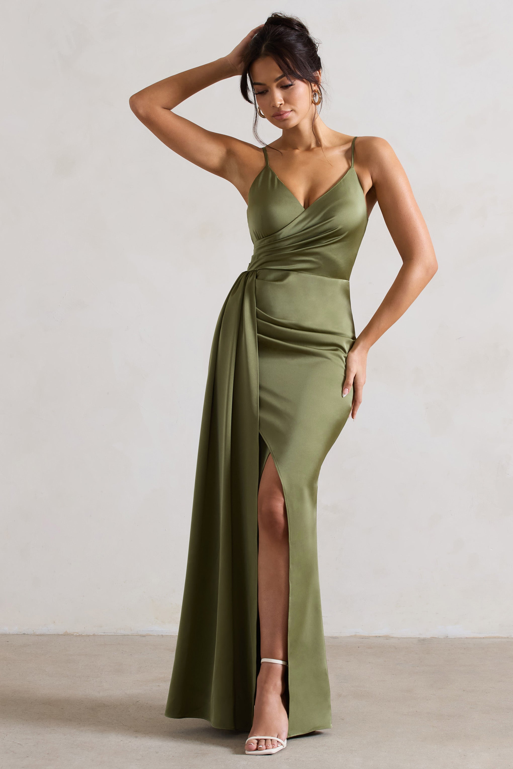 Soraya | Robe longue en satin vert olive à décolleté en V fente et drapé