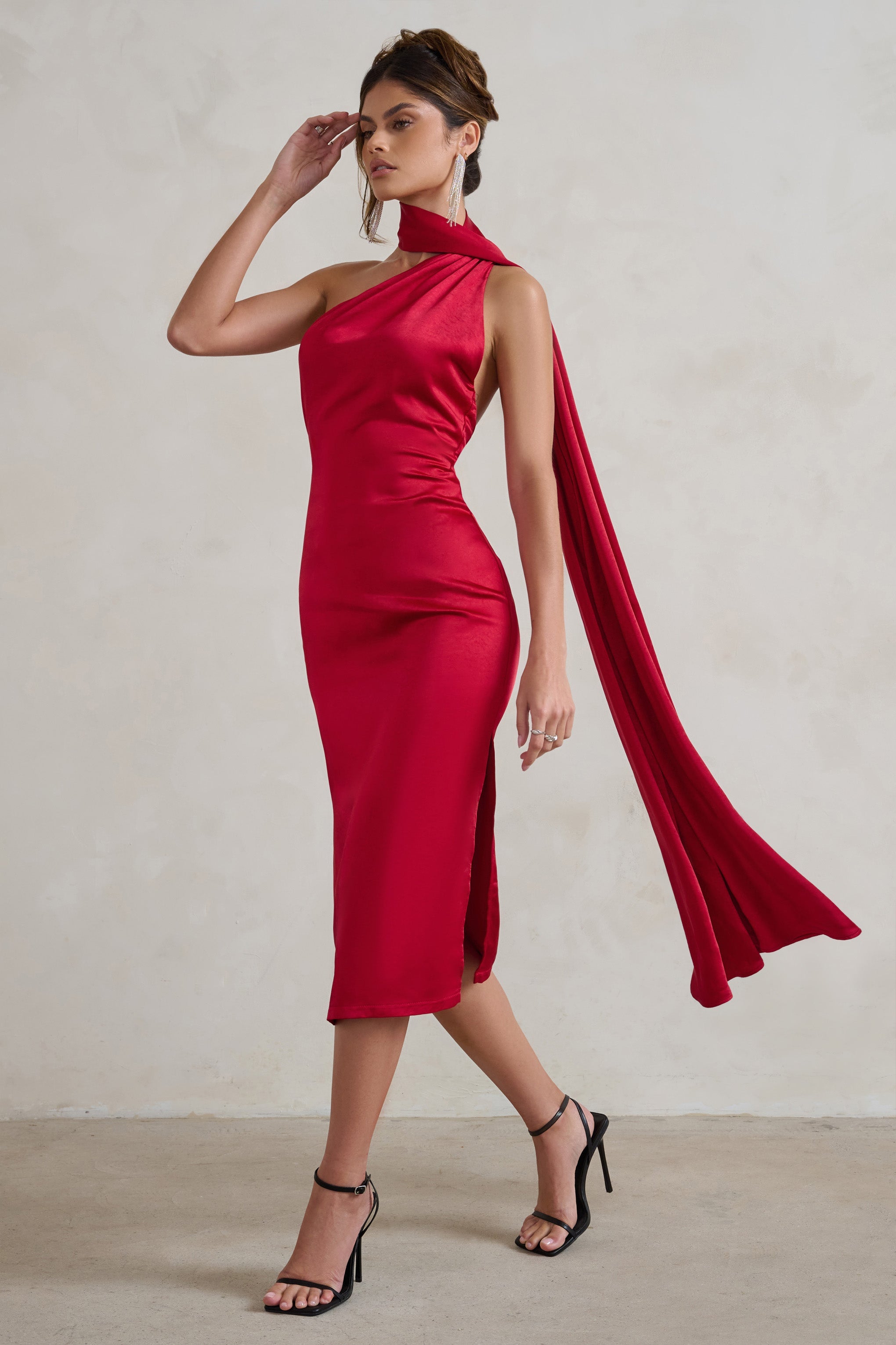 Madame | Robe mi-longue rouge baie en satin asymétrique à col foulard et dos nu