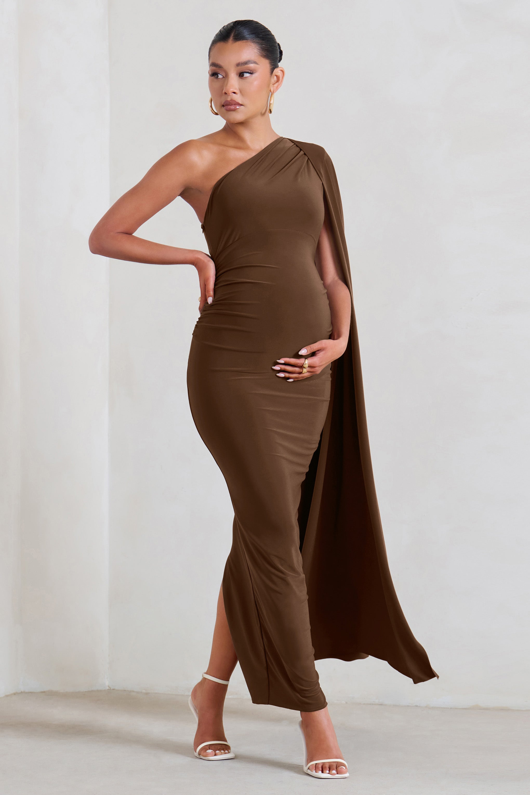 Amaryllis | Robe longue de maternité couleur chocolat à une épaule avec manche cape