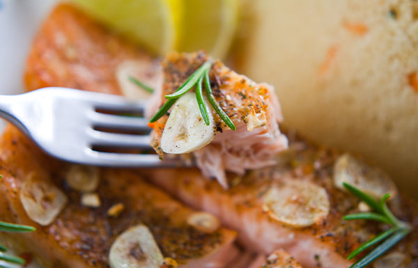 Salmón al ajillo con cuscús