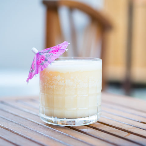 Cuyá Colada cocktail sur table extérieure