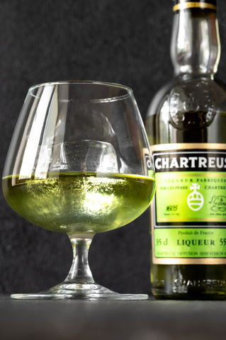 Foto de botella y copa de Chartreuse verde