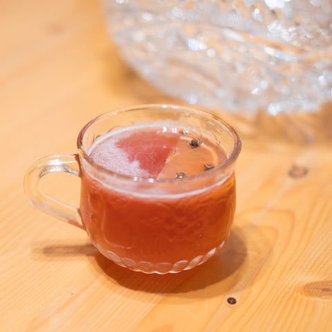 punch de seigle à la grenade dans une tasse à punch sur une table en bois