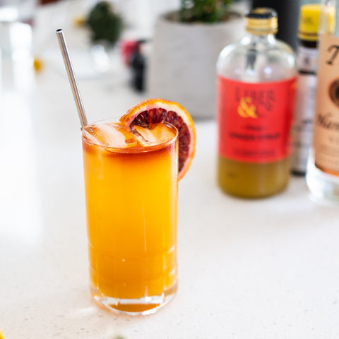 Cocktail de mule à la citrouille au bar intérieur
