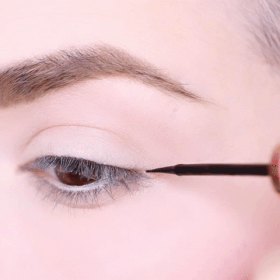 Sản phẩm Liquid Eyeliner với đầu bút mảnh và hoàn toàn có thể linh hoạt trong việc tạo đường nét và kích thước giống như bạn muốn. Bạn sẽ thấy loại kẻ eyeliner này rất dễ sử dụng.