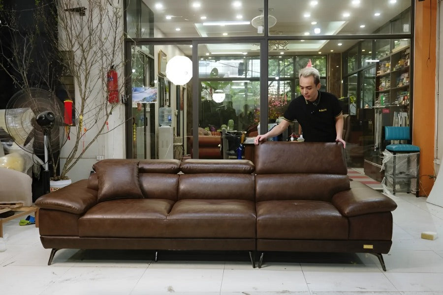 Nhân viên kiểm tra chất lượng sofa sau khi hoàn thiện