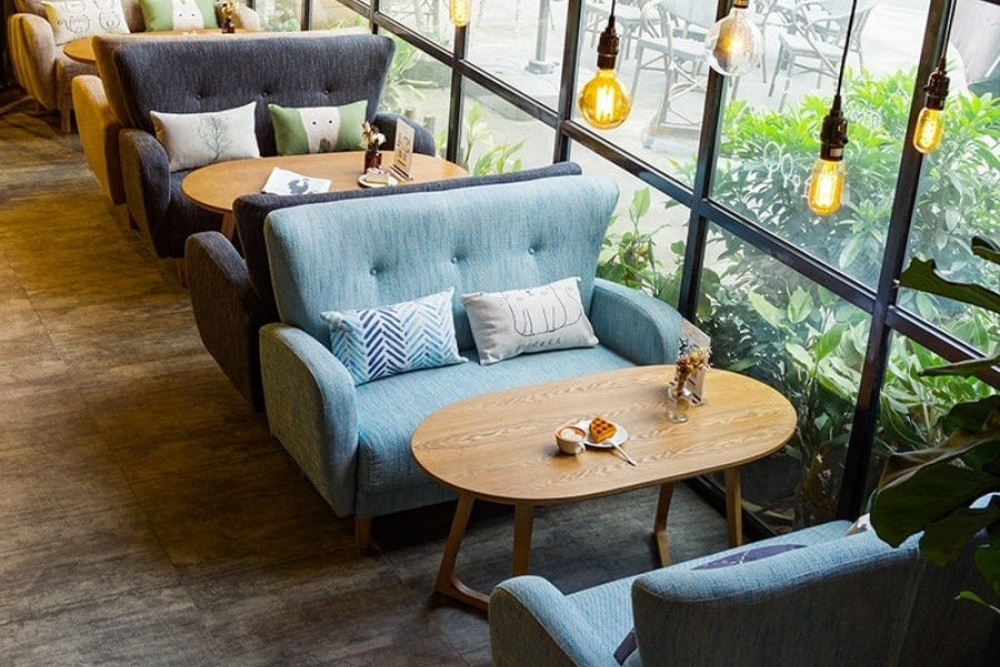 Sofa 2 chỗ đặt ở quán cà phê giúp trang trí cho không gian quán