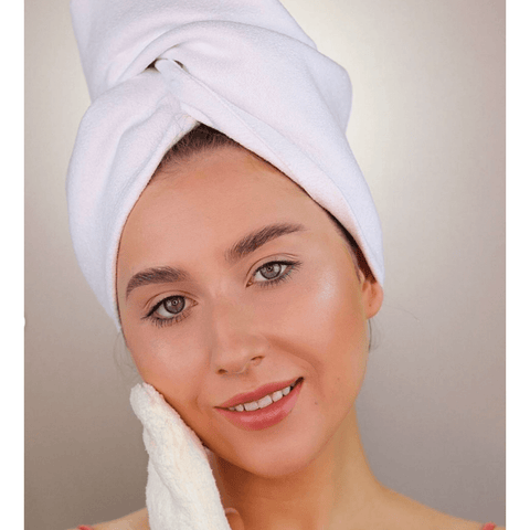 Kobieta z turbanem GLOV Hair Wrap na głowie.
