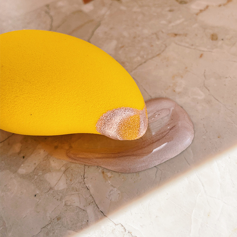gąbka do makijażu glov mango sponge ubrudzona podkładem