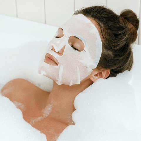 kobieta relaksuje się w wannie z maską w płachcie