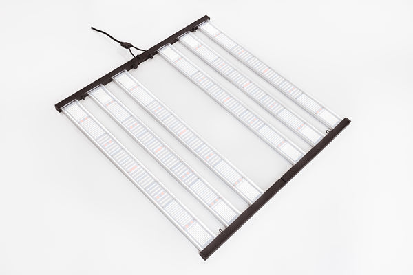 Intelligent spacing of the LEDs and LED bars delivers an even light distribution